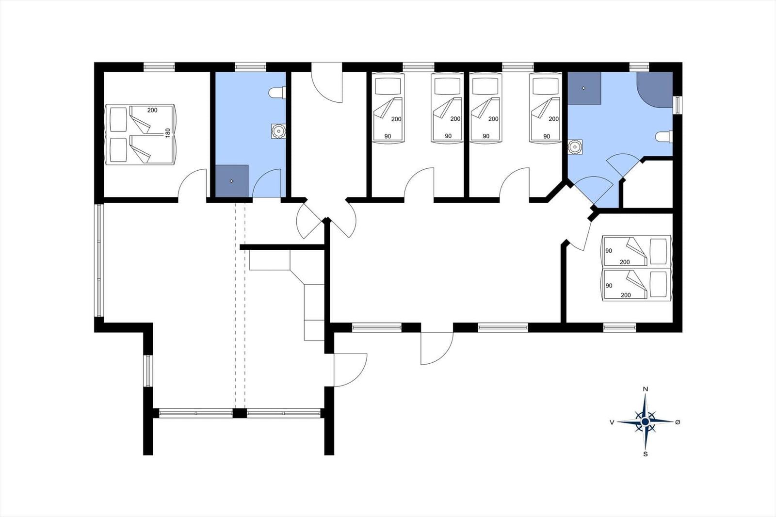Ein Haus mit Spielplatz und Garten. Solaranlage auf dem Dach.