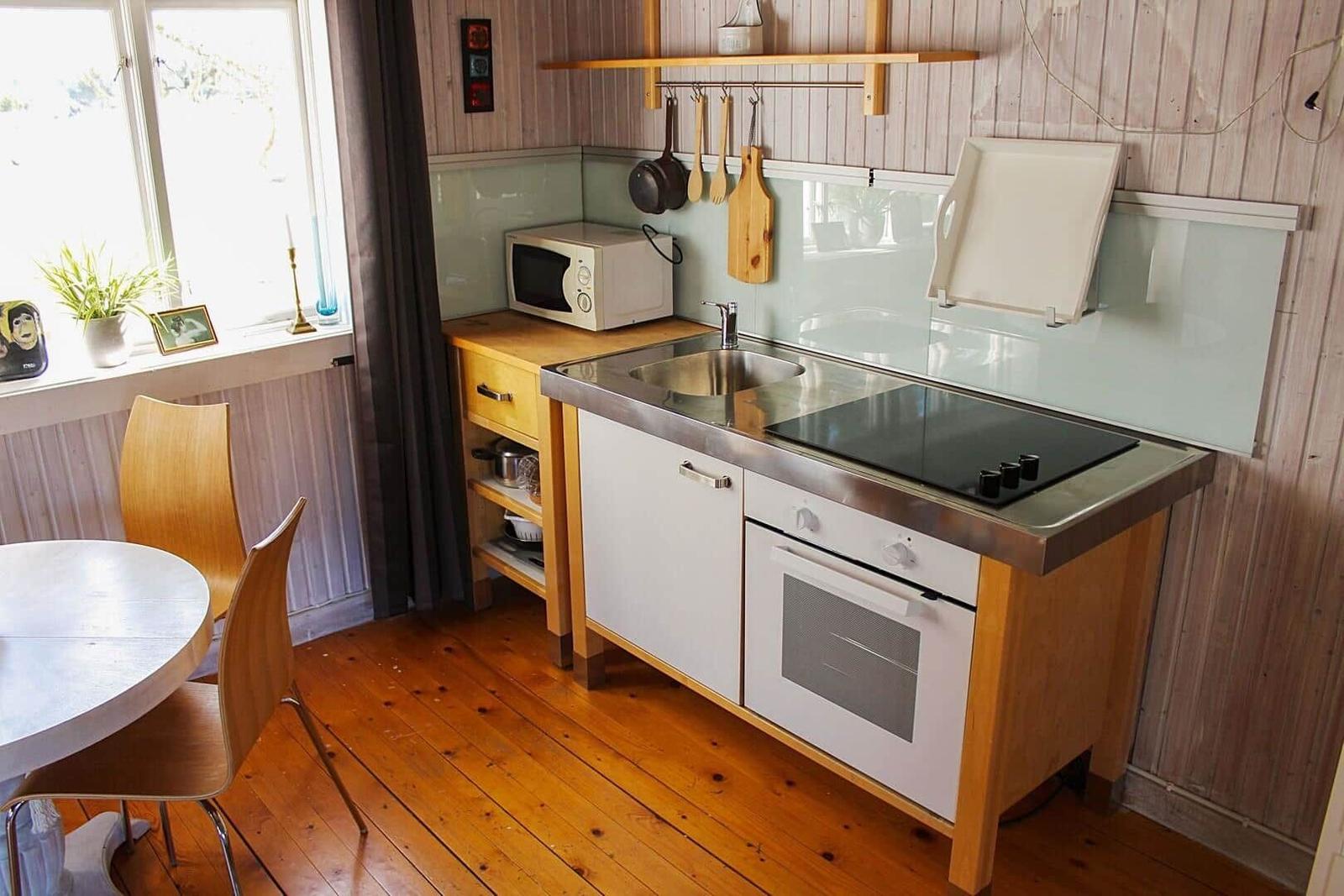 Grundriss des Erdgeschosses mit Küche, Wohnzimmer und Schlafzimmer.