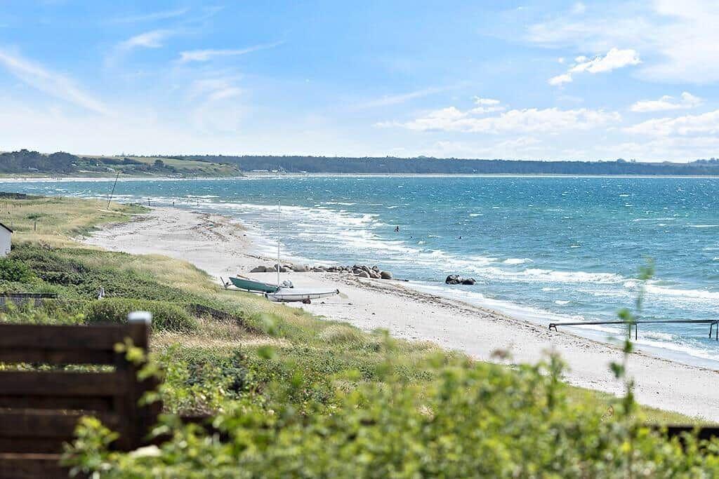 Weiteres Wasser unter blauem Himmel mit Brückentürmen im Hintergrund.
