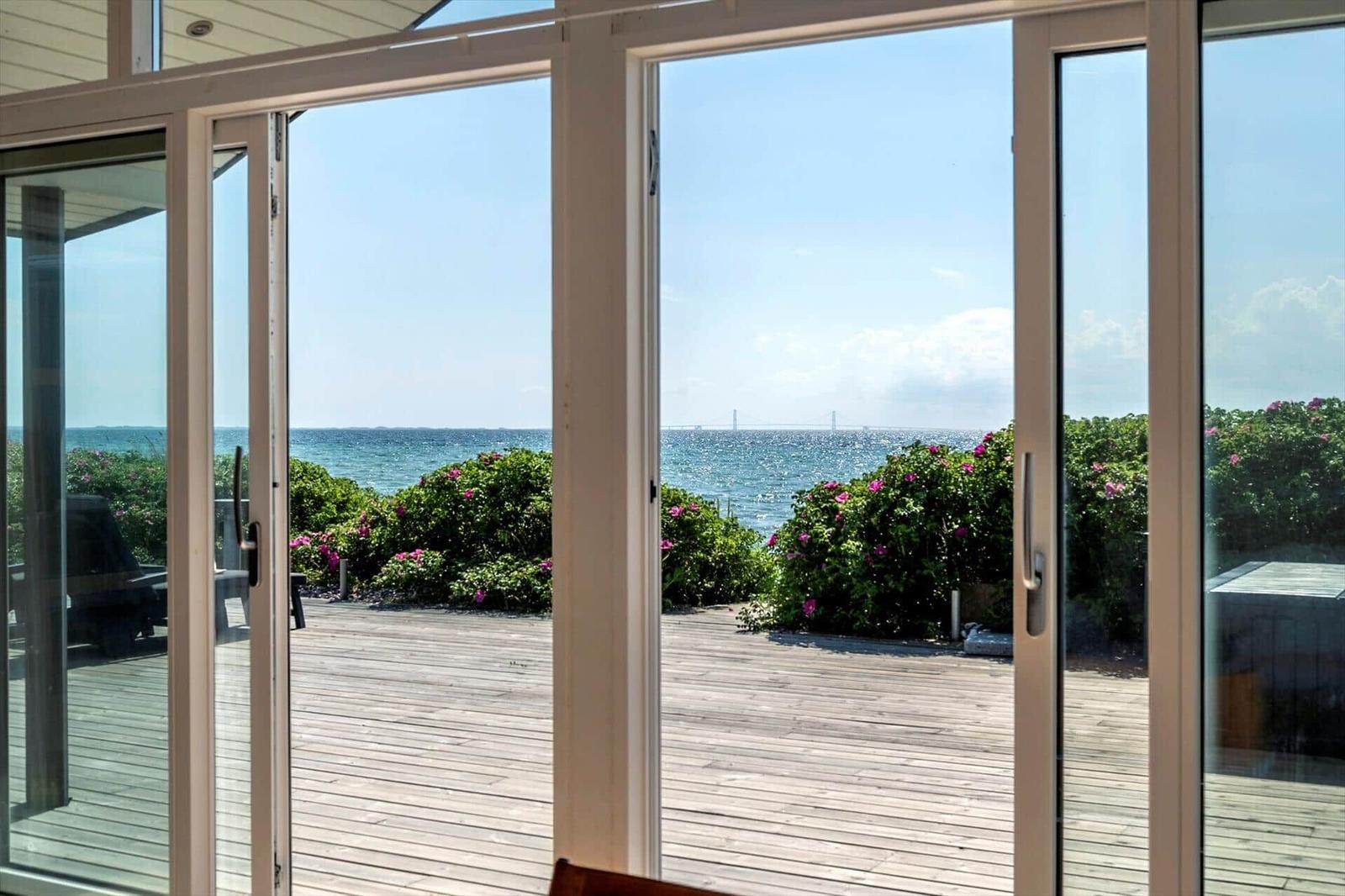 Zwei Betten, ein Fenster, eine Stuhl und zwei Wandbilder in einem Holzraum.