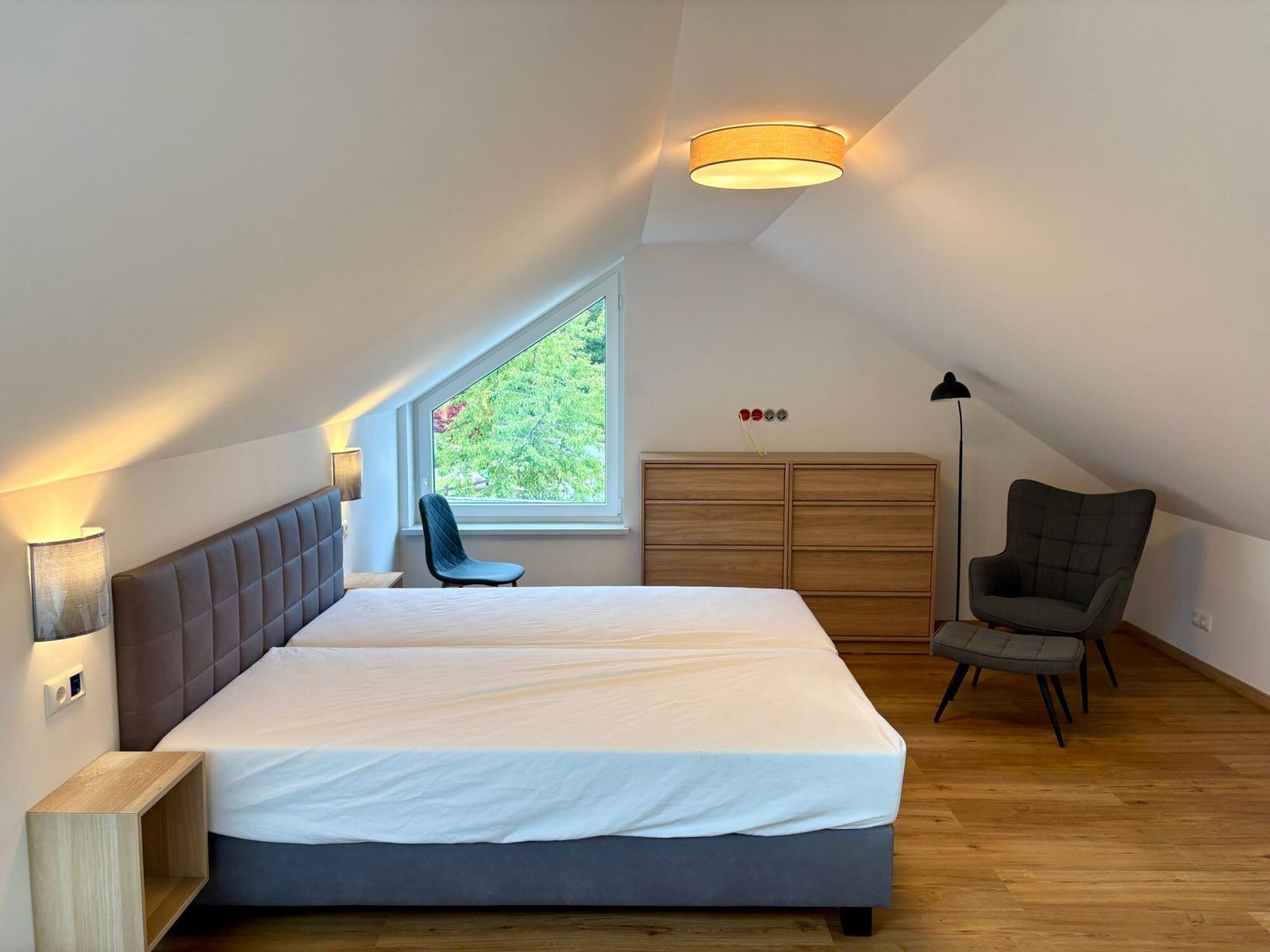 Schlafzimmer 6