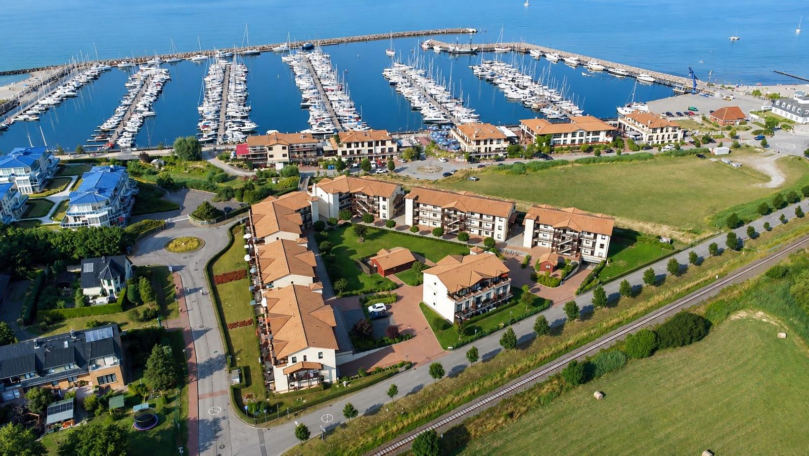 Wohnanlage mit Marina und Bootsanlegern an der Küste