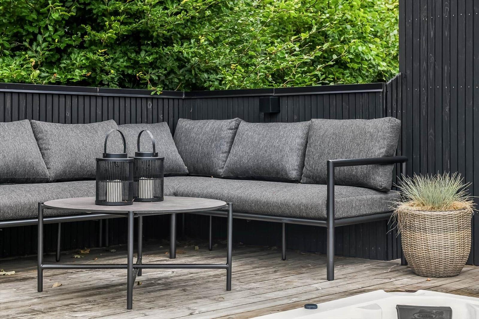 Dieses Haus hat eine Sauna, eine überdachte Terrasse und drei Schlafzimmer.