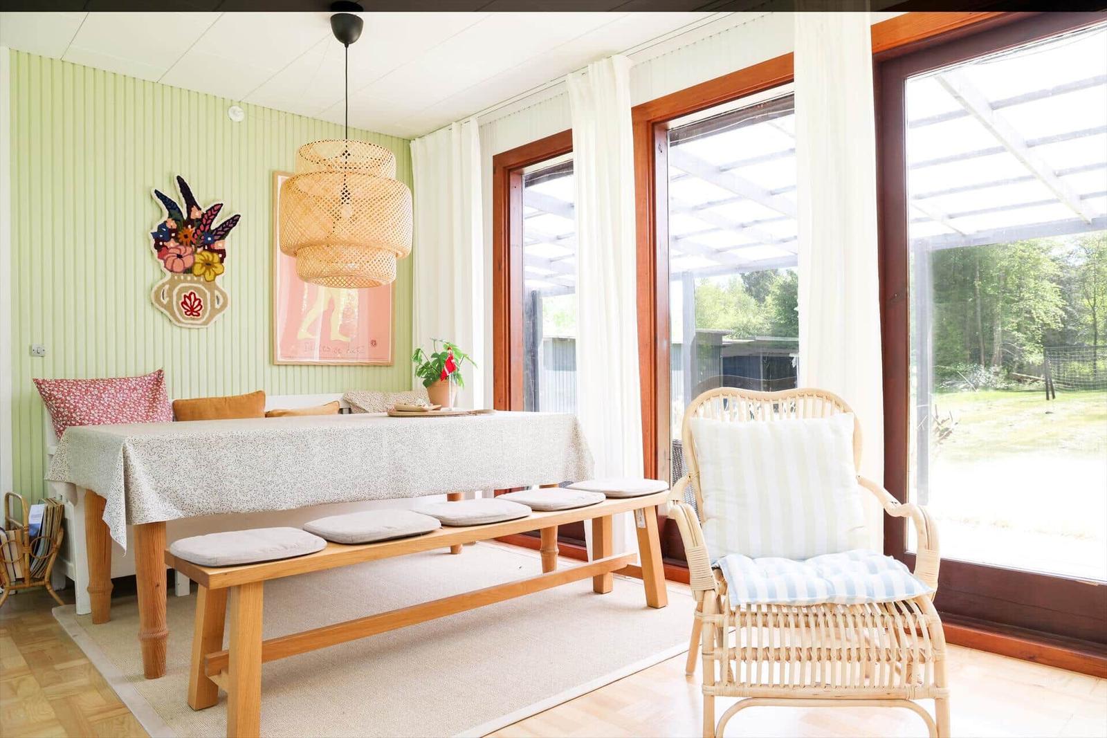 Badezimmer mit Waschbecken, Dusche, Toilette und Fenster.