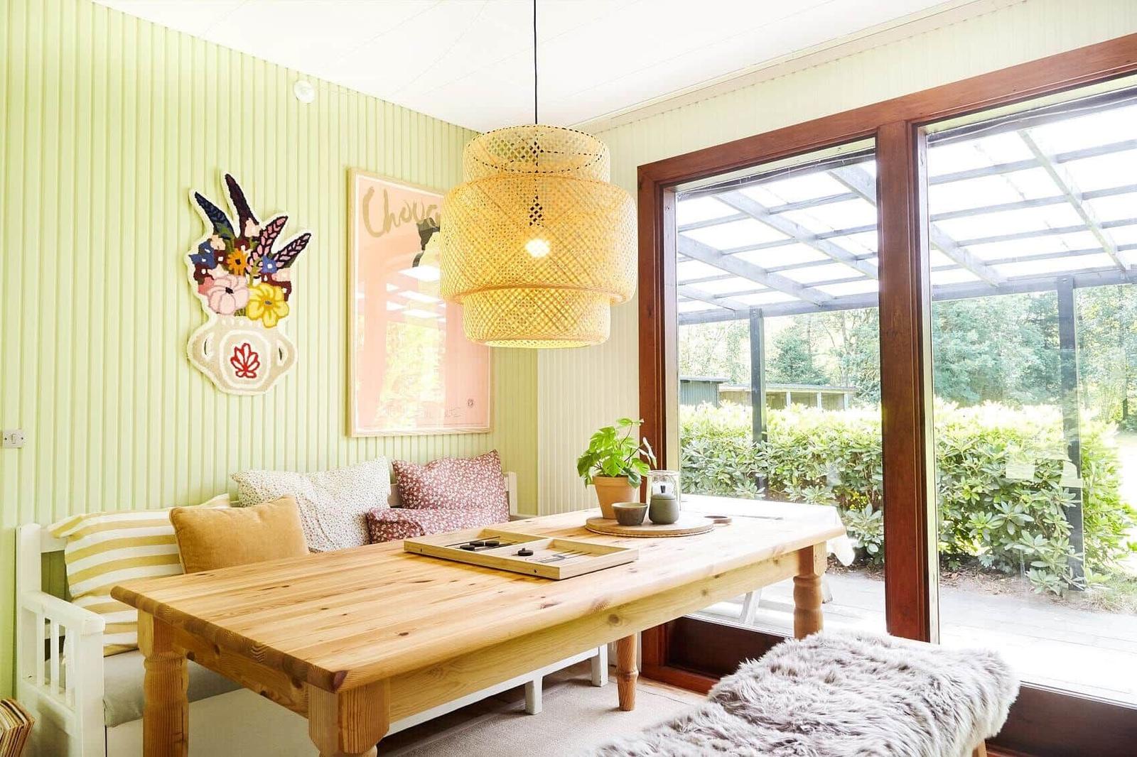 Außenbereich mit Tisch, Bänken und Spielzeug unter Dach