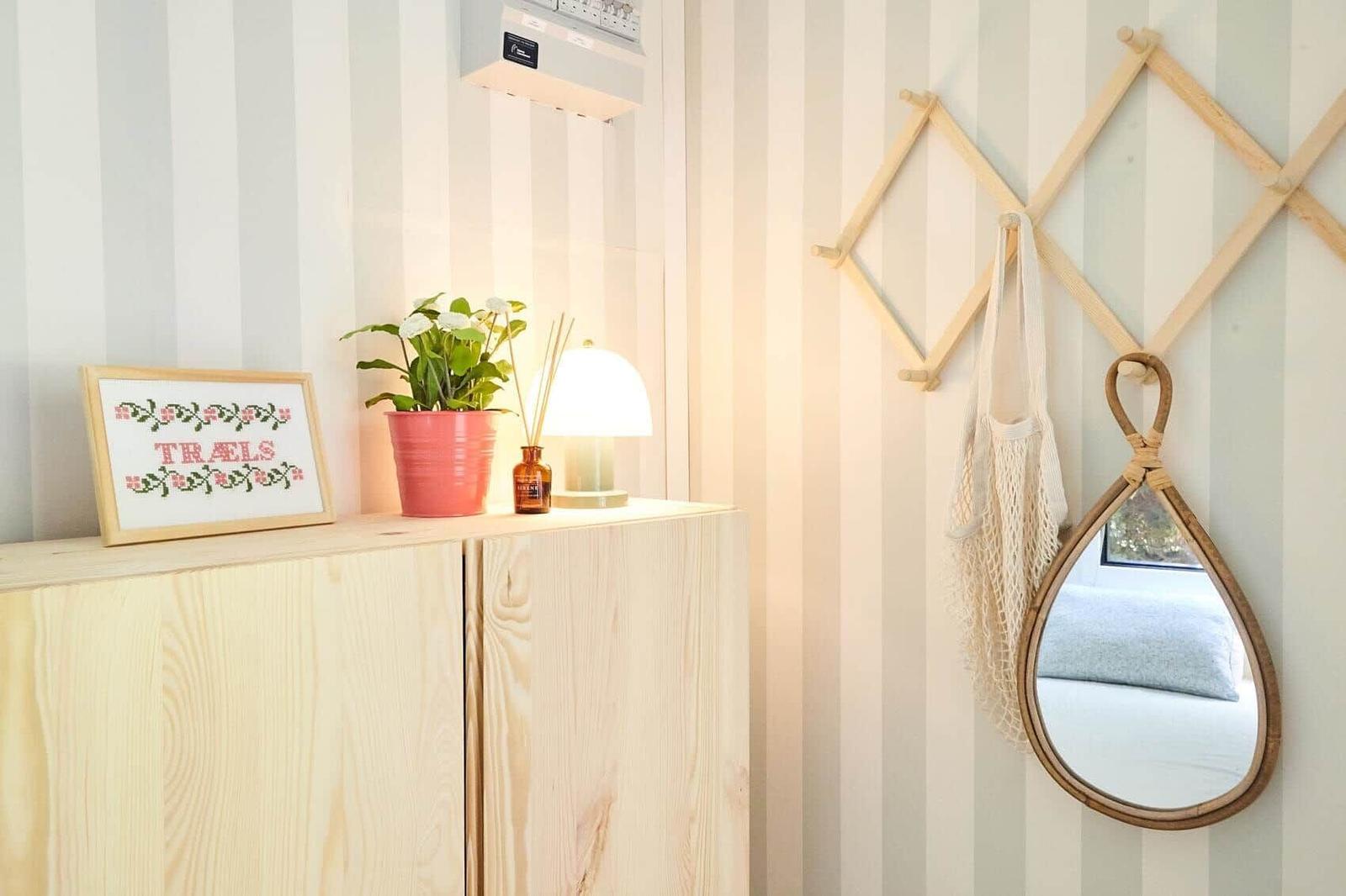 Eingangsbereich mit Holztür und Bücherregal an der Wand.