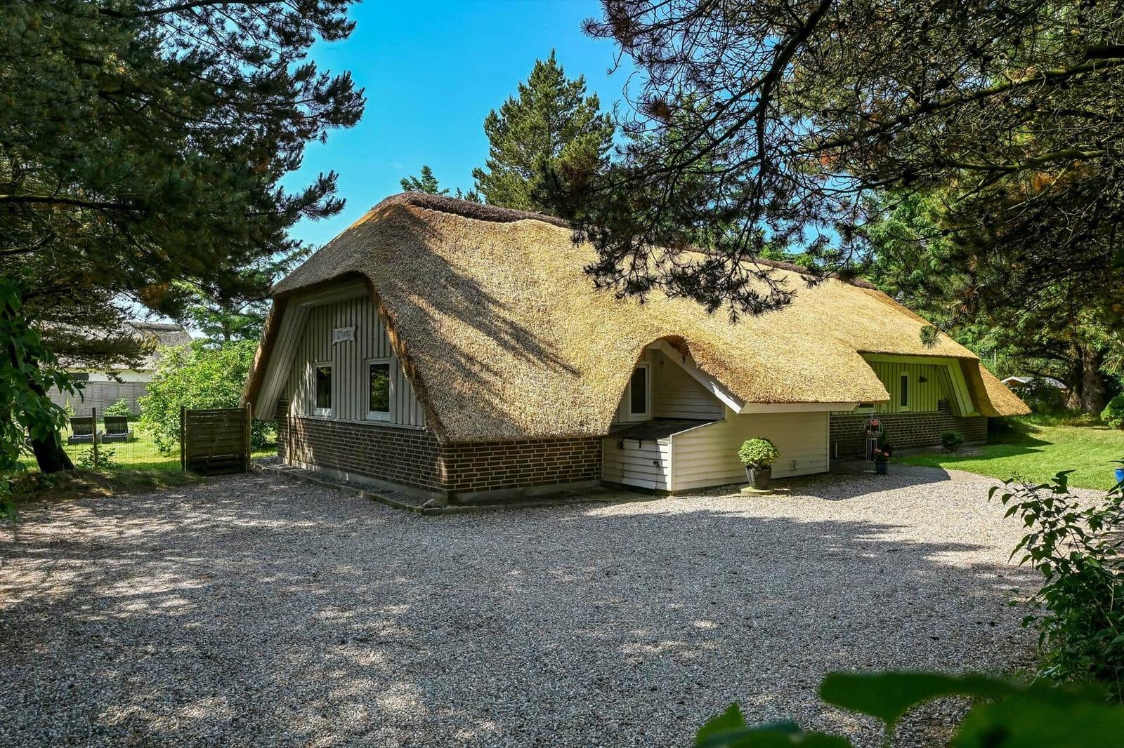 Dieses Grundrissbild zeigt eine Wohnung mit drei Schlafzimmern, Küche, Bad und Wohnbereich.