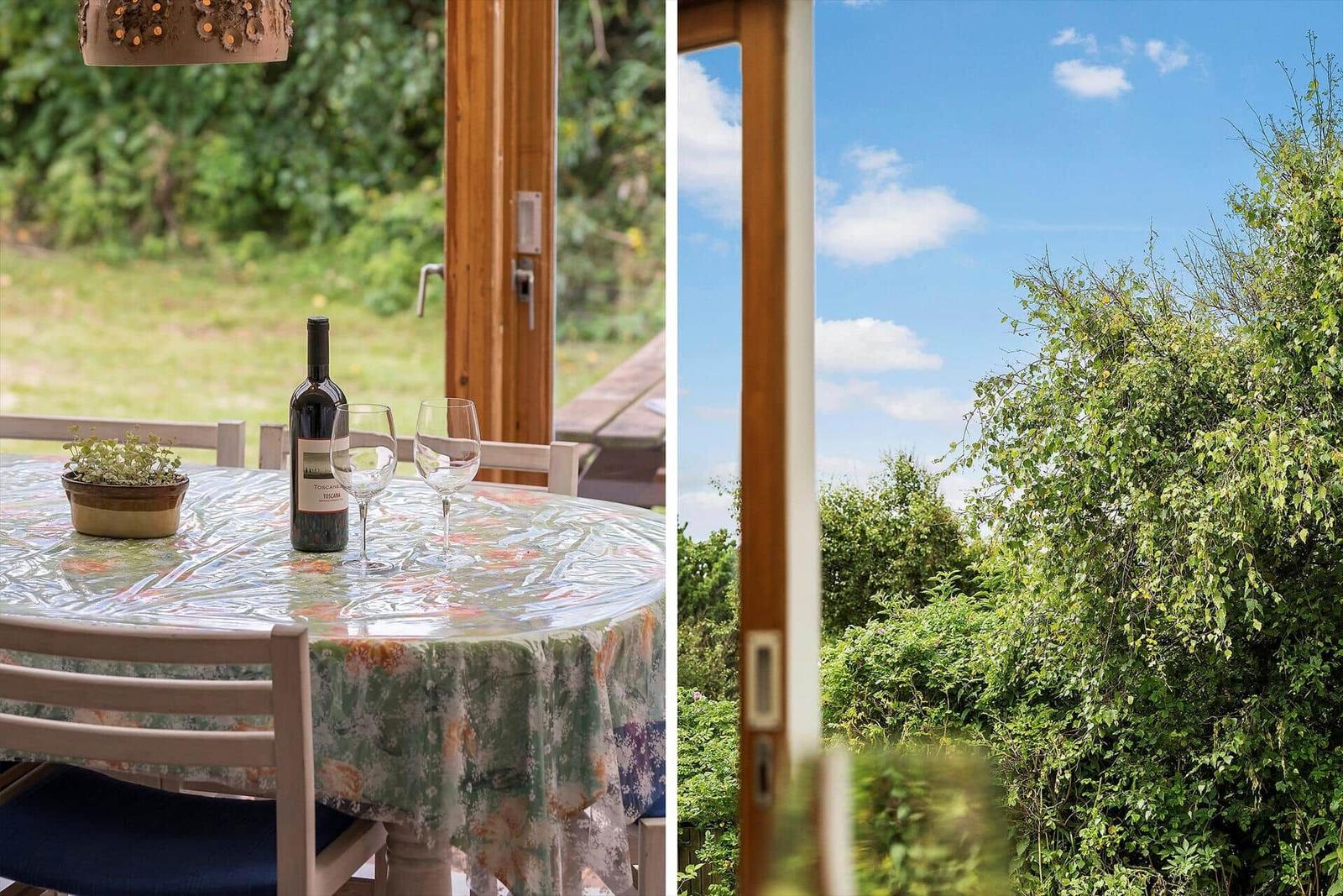 Essbereich mit Tisch, Stühlen und Tischdecke unter Glasdach.