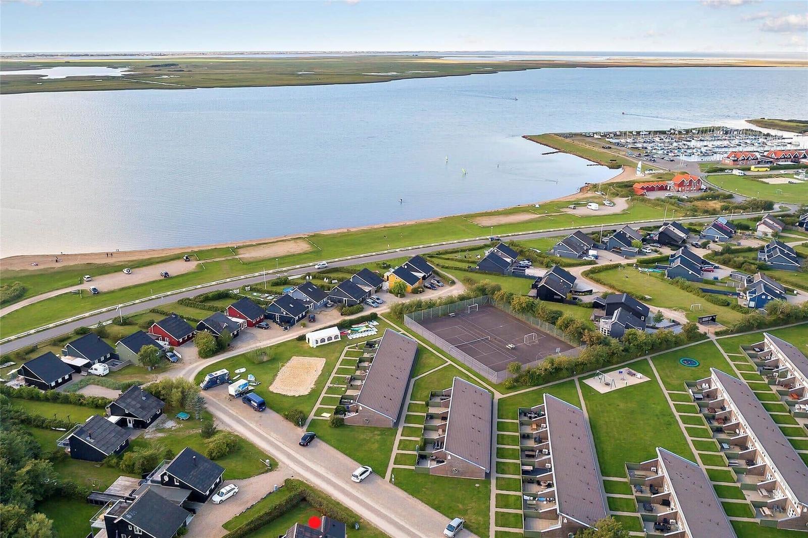 Vier Wassersportler auf dem Wasser mit Segeln und Kitesurfen.