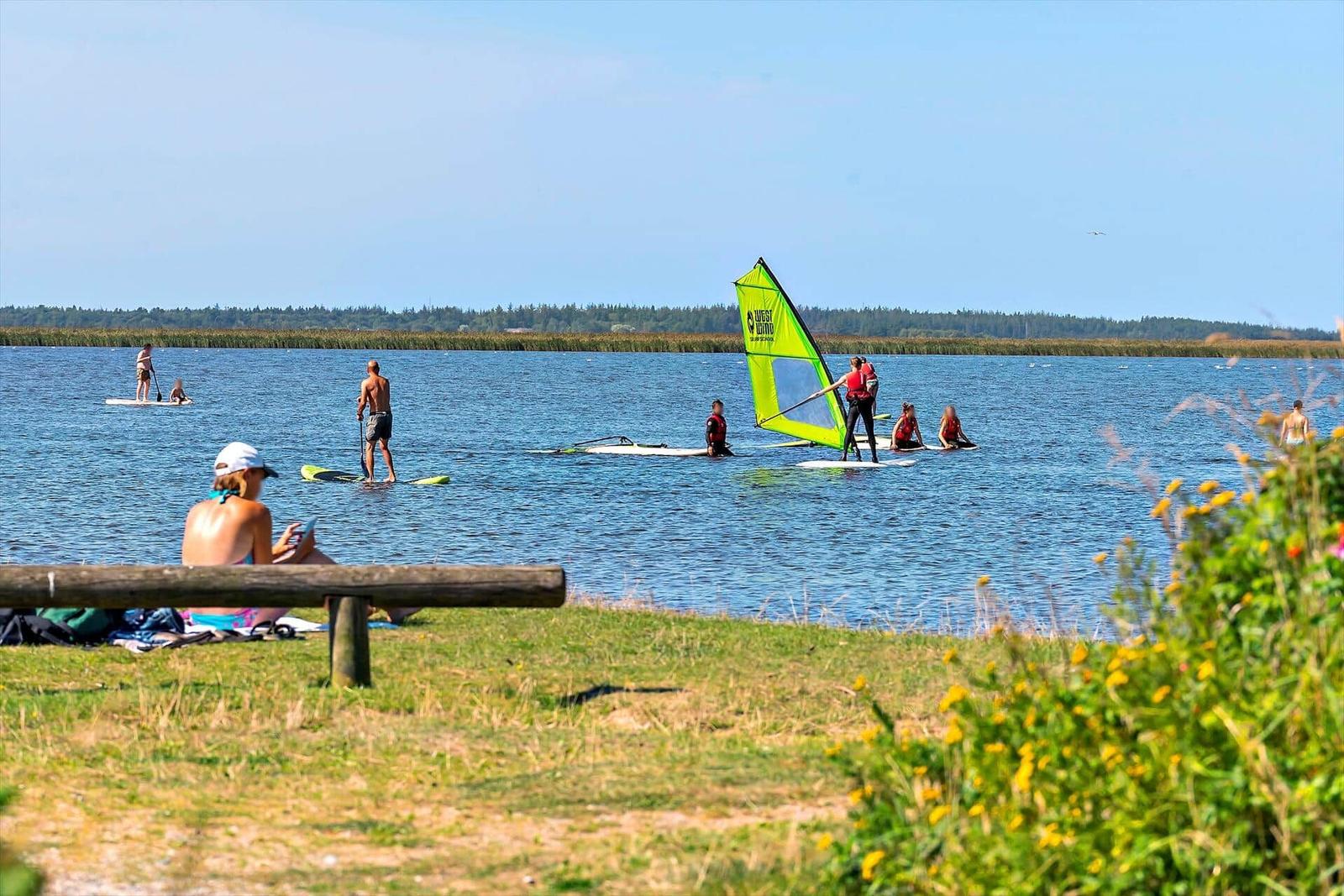 Hafen mit Booten und kleinen Häusern an der Wasserkante.