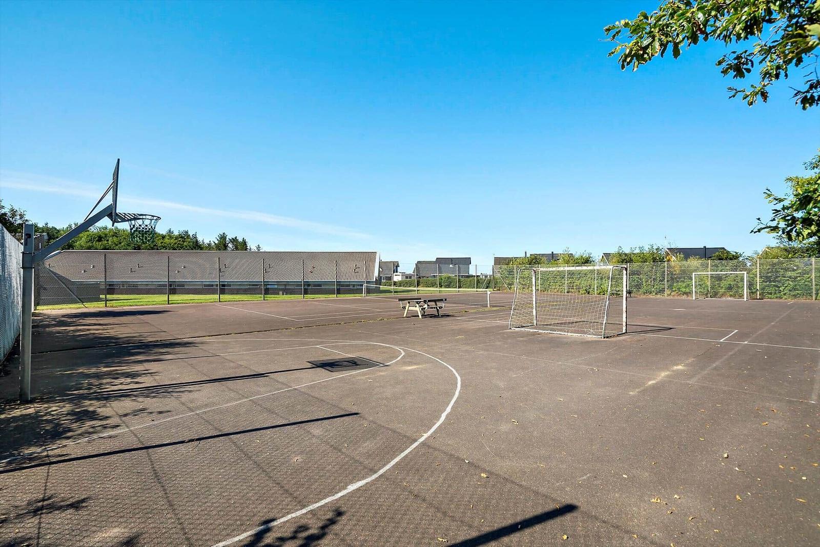 Freiluftspielplatz mit Basketballkorb und Fußballtor.