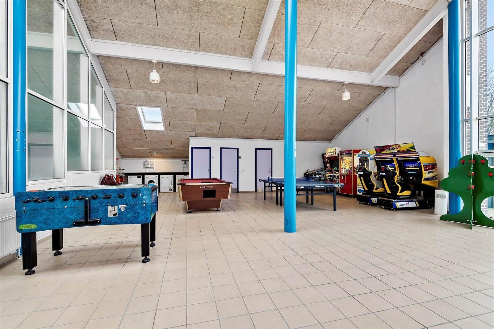 Großer Spielraum mit Tischtennis, Billard, Fußballtisch und Spielautomaten.