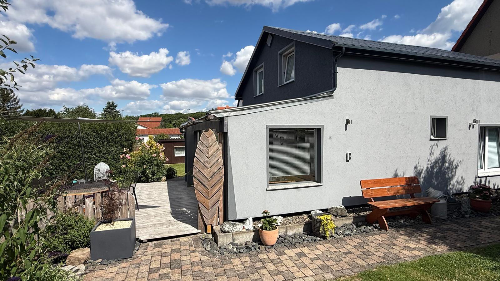 Seitenansicht vom Ferienhaus mit gemütlicher Bank zum entspannen