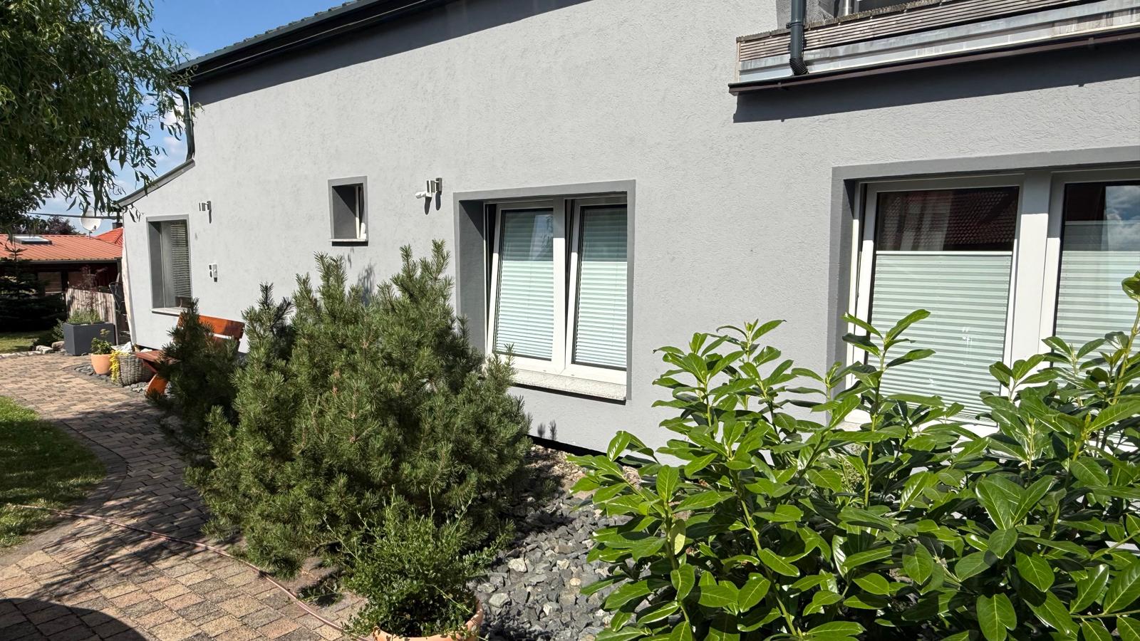 Außenbereich mit Weg zum Ferienhaus