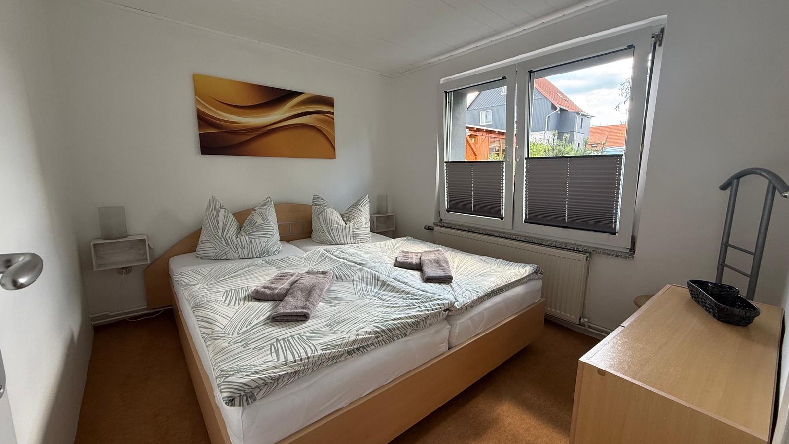 Kleines gemütliches Schlafzimmer im Erdgeschoss mit Doppelbett
