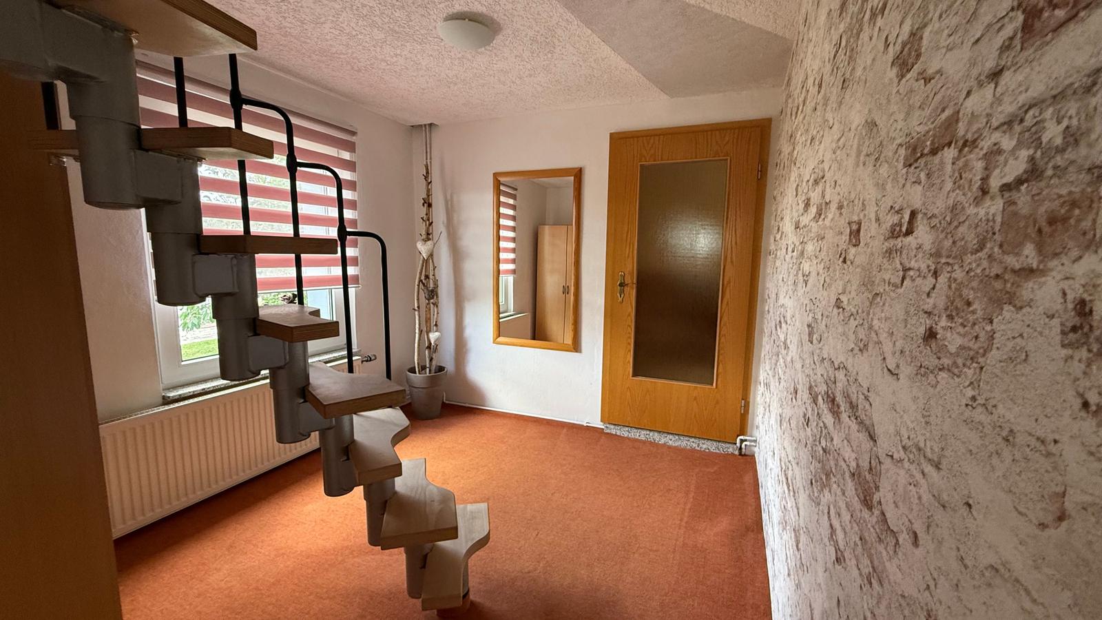 Kleiner Flur mit Raumspartreppe in die 2. Etage und Kleiderschrank