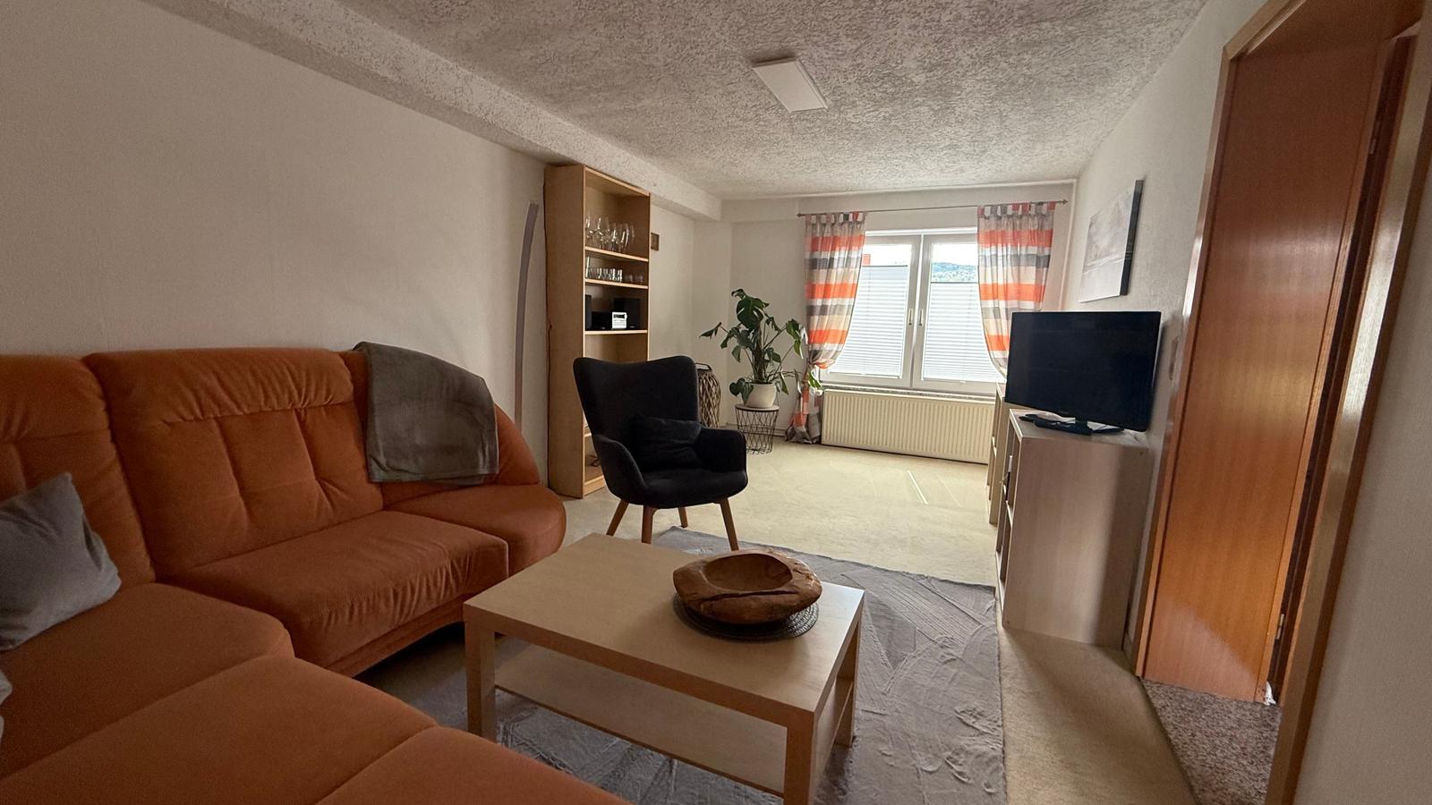 Große Stube im Erdgeschoss mit gemütlicher Eckcouch,Sessel und allem was dazugehört.