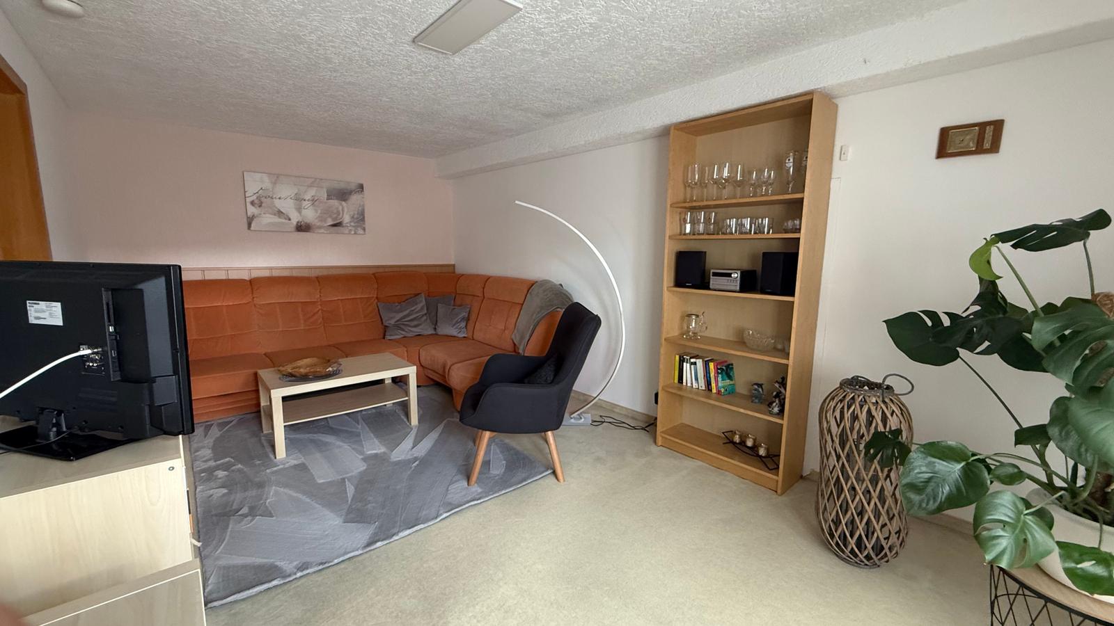 2.Bild der großen Stube im Erdgeschoss mit LED TV und Dvd Player