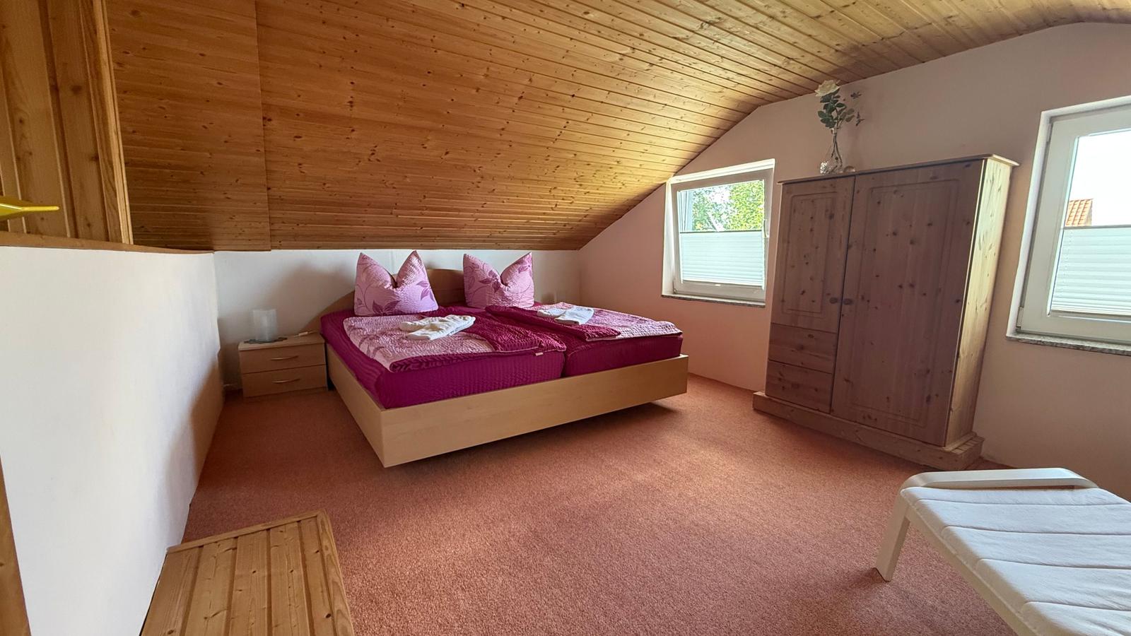 Obergeschoss - Großes Schlafzimmer Doppelbett und separate kleiner Stube. Hier gibt es einen 2. Fernseh mit gemütlicher Eckcouch.