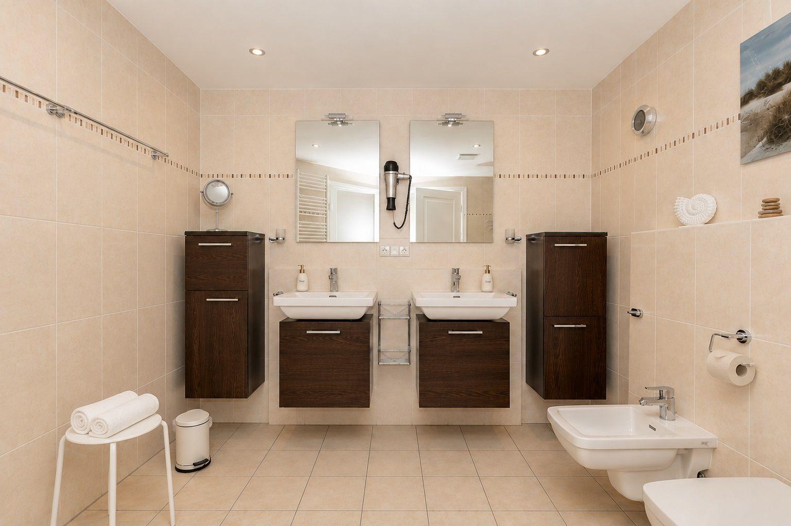 Schlafzimmer mit Bett, Schwebetüren-Schrank und gemustertem Wandpaneel.