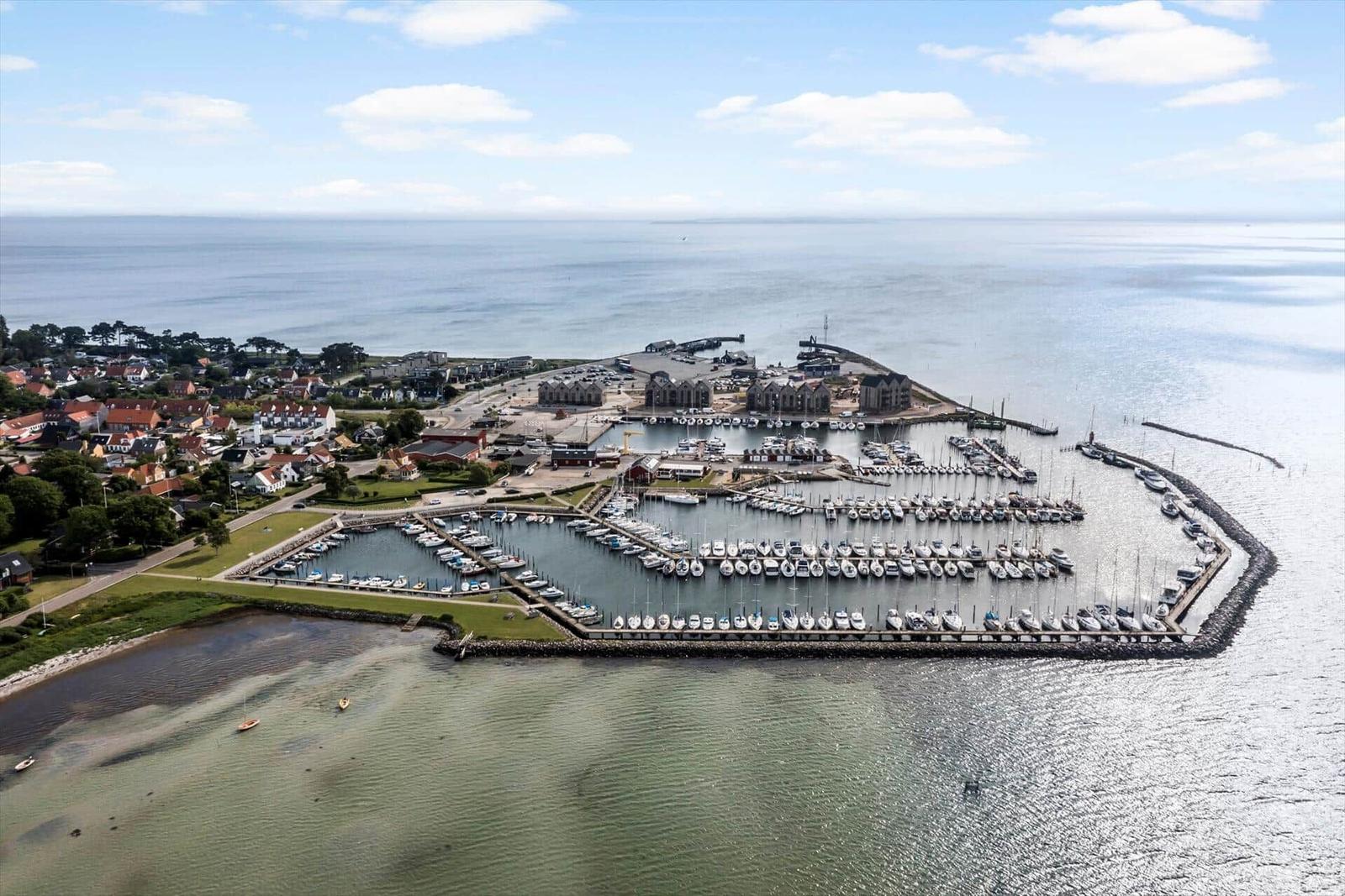Marina mit vielen Segelyachten und Booten im Hafen.