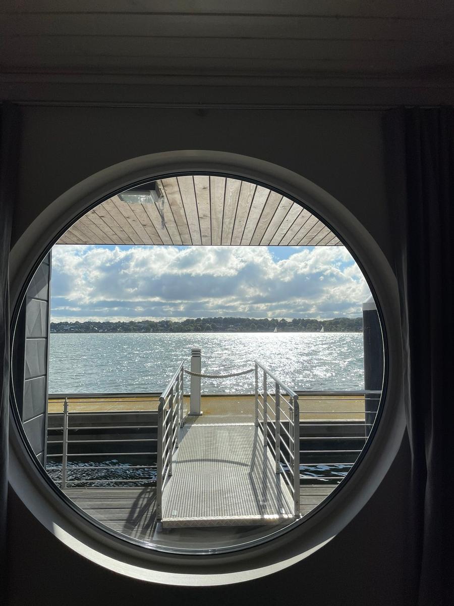 Blick durch die Tür auf den Steg