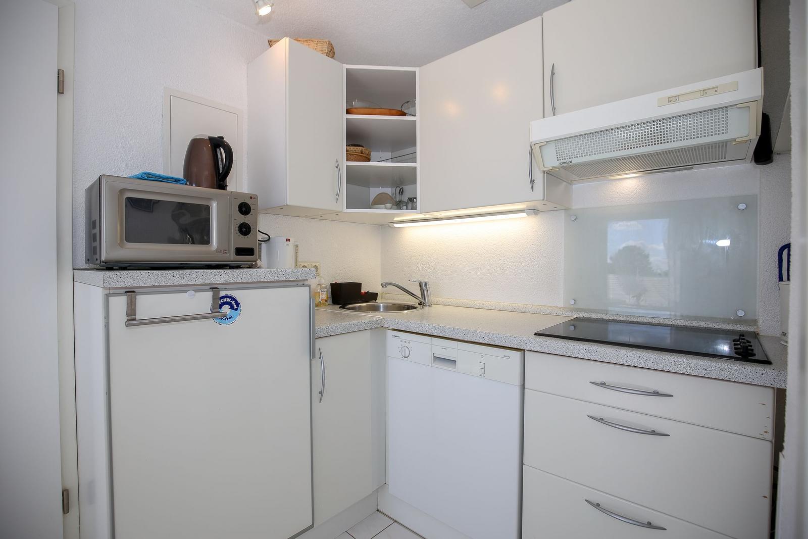 Küchenzeile mit Kühlschrank und Ceranfeld