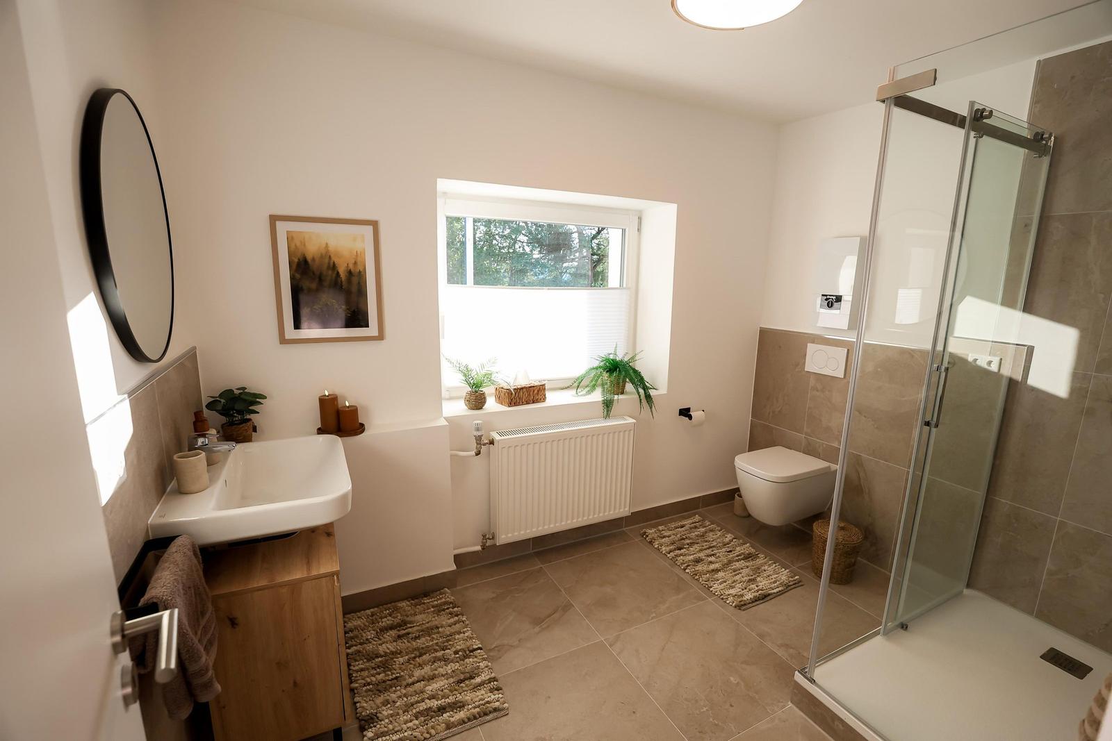 Elegantes Badezimmer mit Dusche