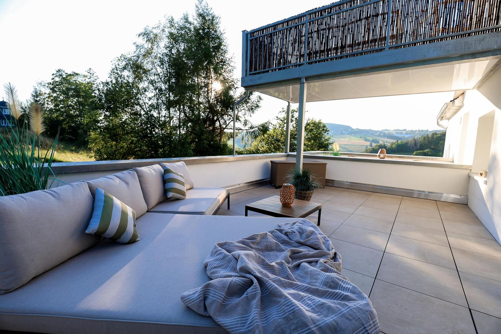 Loungeecke mit Zugang über das Schlafzimmer