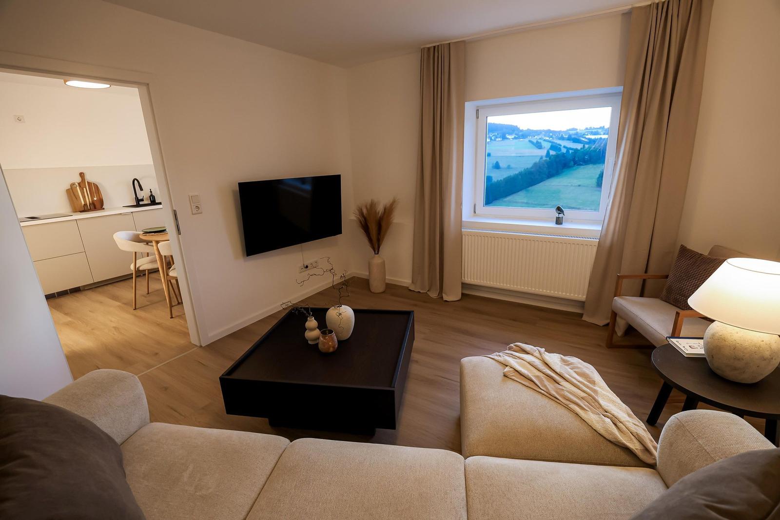 Wohnzimmer mit Zugang zur Küche und wunderschönem Blick