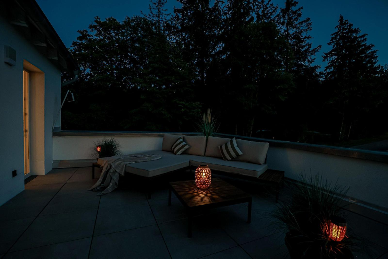 Loungeecke bei Nacht
