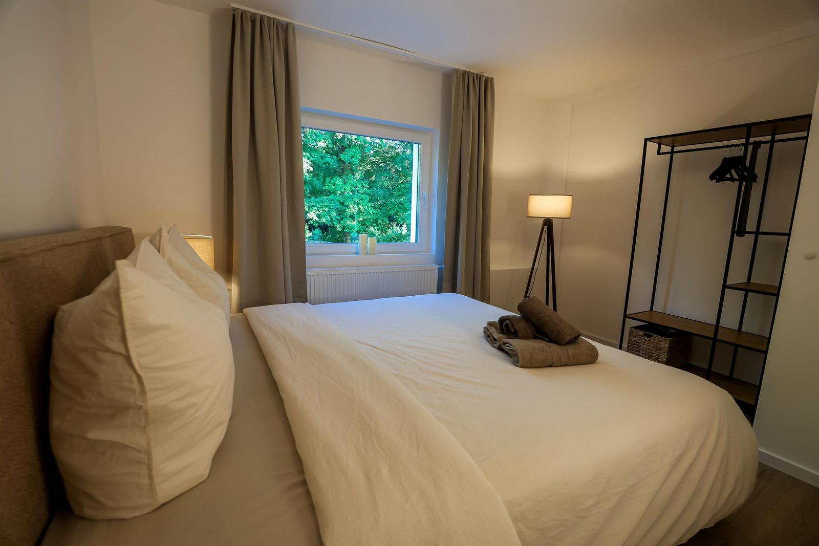 Schlafzimmer 1 - mit gemütlichem Doppelbett und Blick ins Grüne