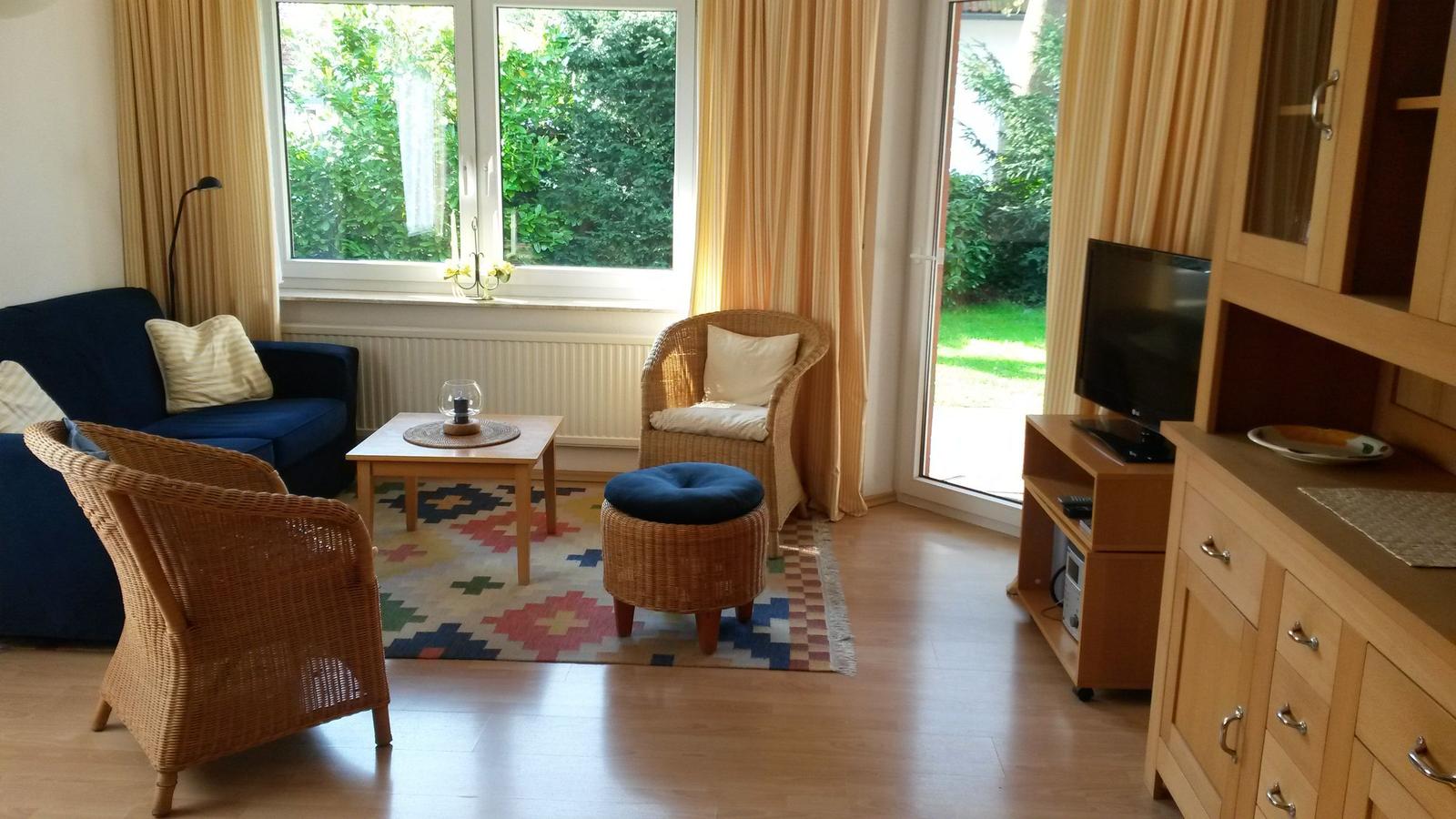 Wohnbereich mit Sofa und TV