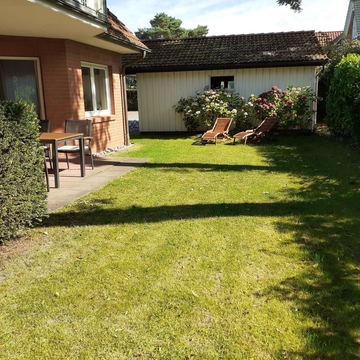 Gartenanteil mit Sonnenliegen