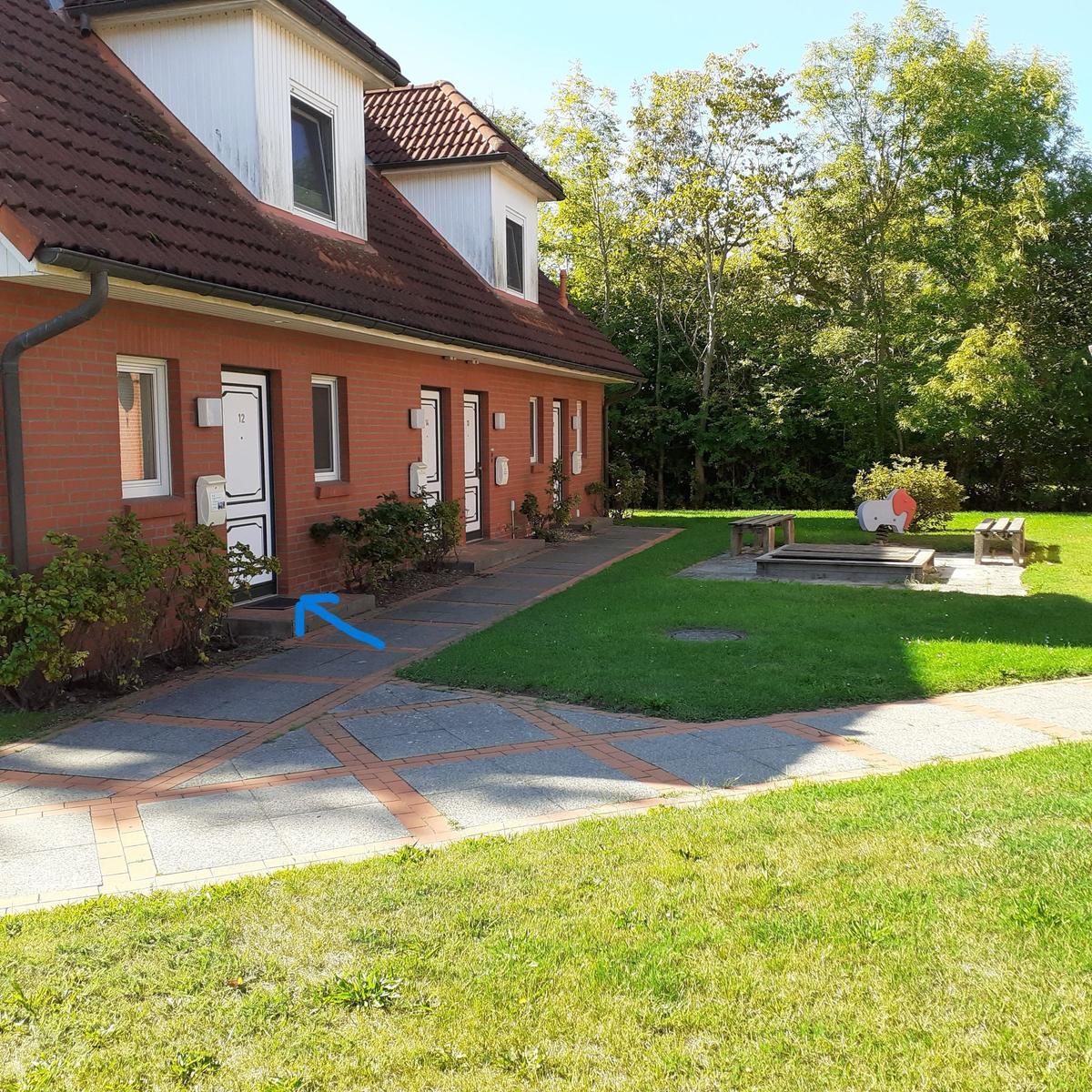 Vorderseite des Hauses mit Sandkasten