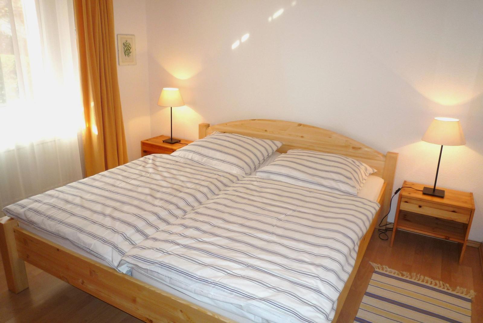 Schlafzimmer mit Doppelbett