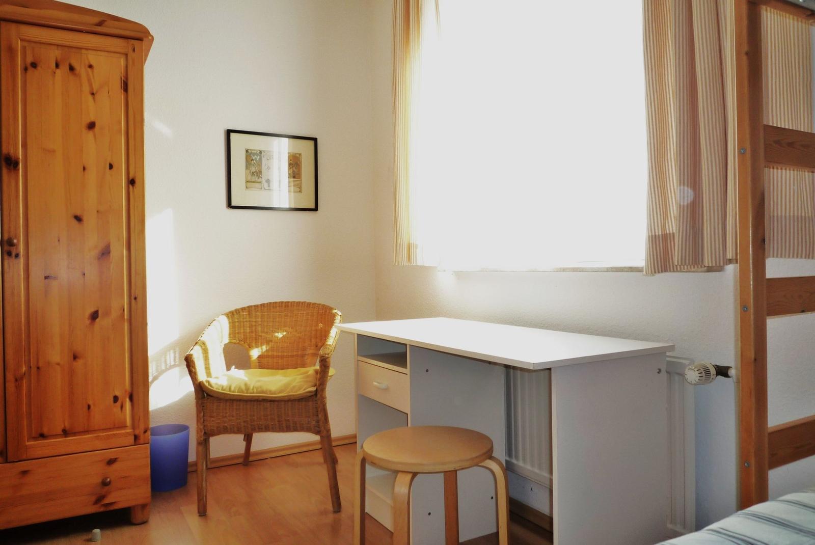 Kleiderschrank und Sitzecke im Kinderzimmer