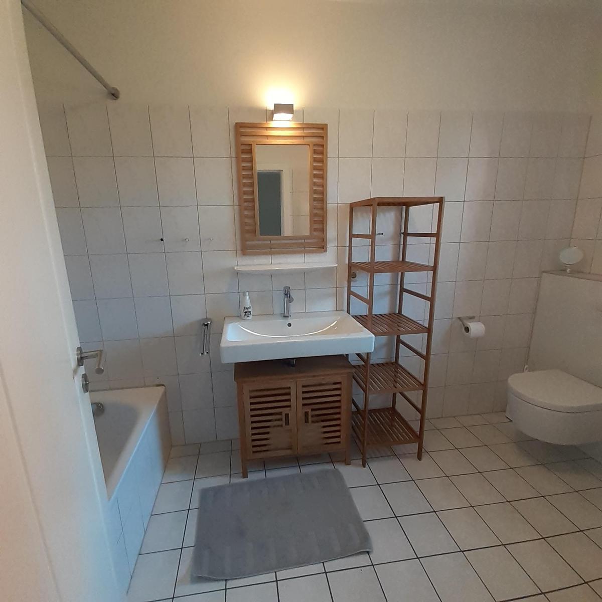 Badezimmer mit Waschbecken und Badezimmer