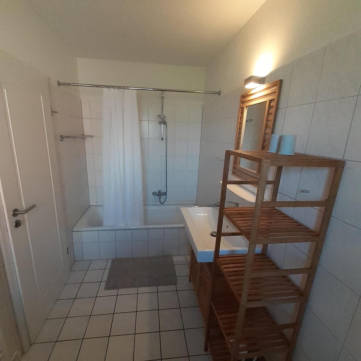 Badezimmer mit Waschbecken und Badezimmer