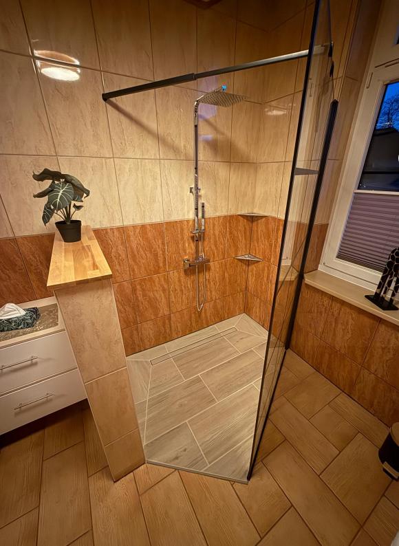 Die Dusche ist ebenerdig begehbar.