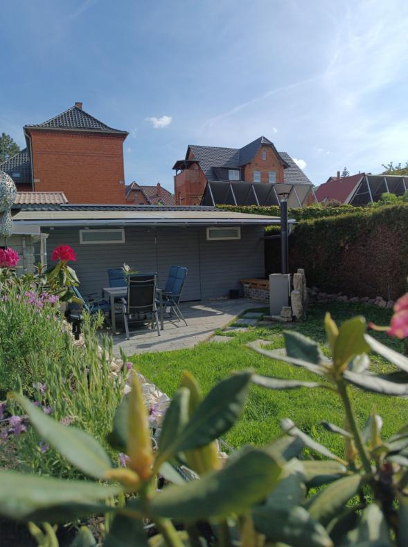 Der Garten ist für beide Ferienwohnungen OG und EG gleichermaßen nutzbar, absprachen sind wünschenswert.