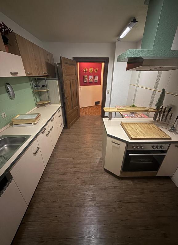 Der Backofen mit darüberliegendem Ceran-Kochfeld bietet viel Platz.