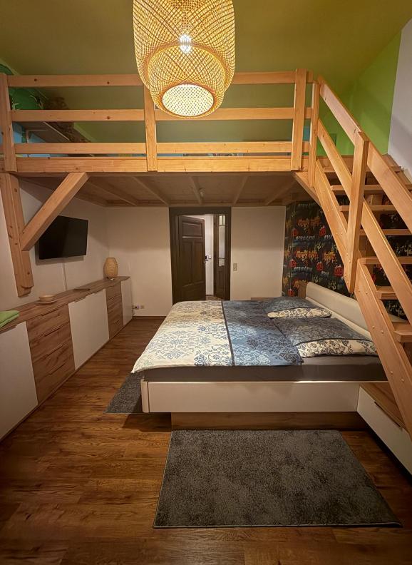 Schlafzimmer No.2
Das zweite Schlafzimmer ist mit einer Empore besonders interessant für mitreisende Kinder.
