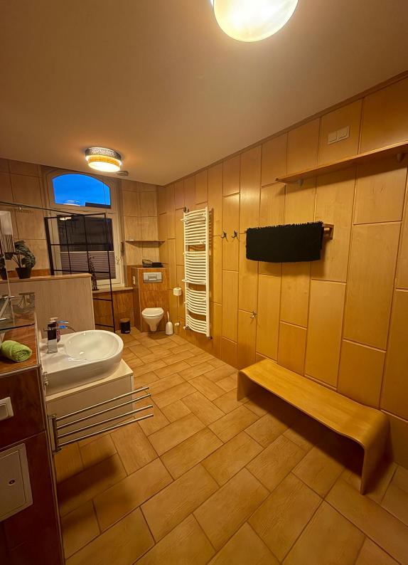 Das Badezimmer bietet jeglichen Komfort und hat ein Fenster zum Durchlüften.