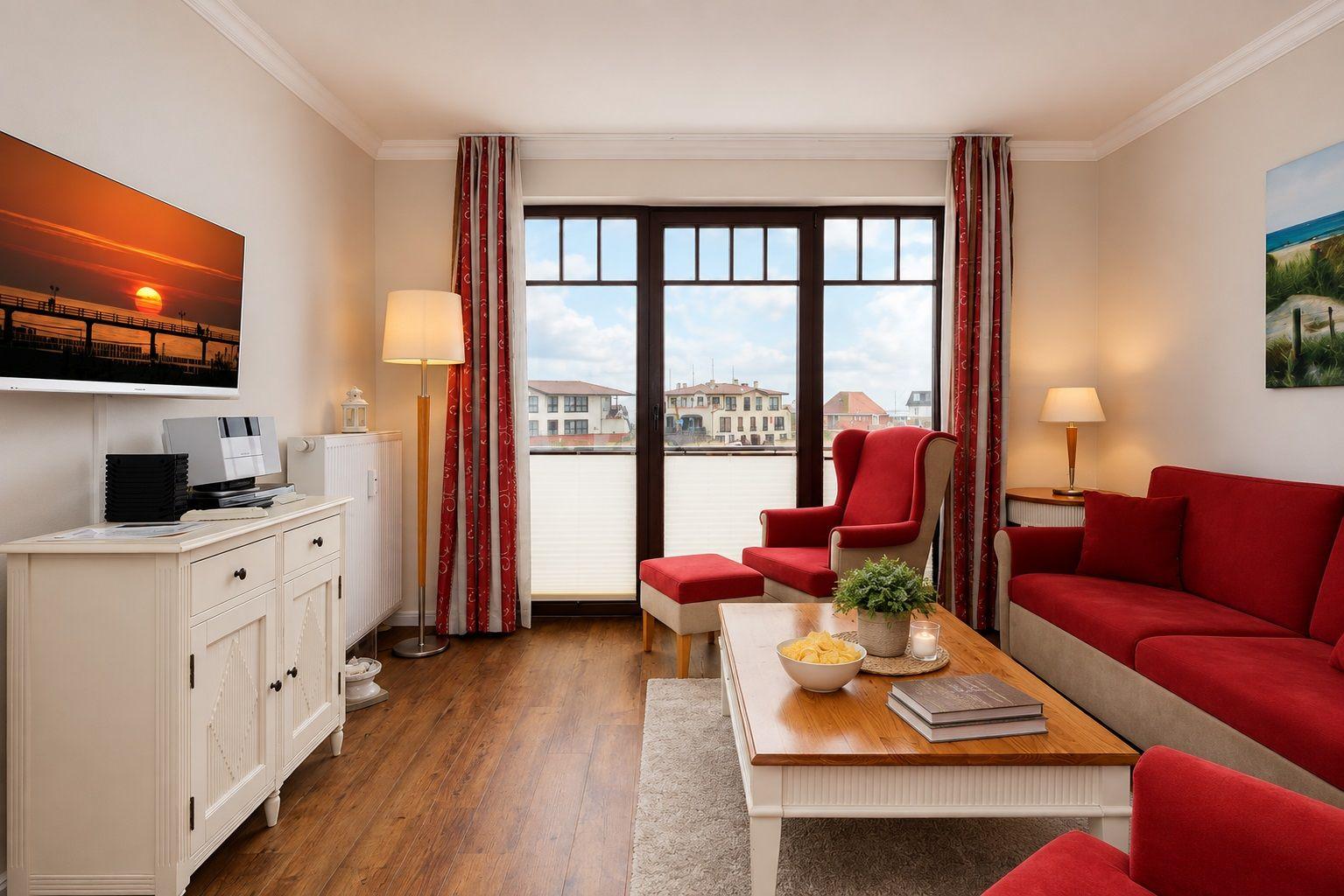Wohnzimmer mit rotem Sofa, Sessel und Holztisch. Große Fensterfront mit Blick auf Gebäude.