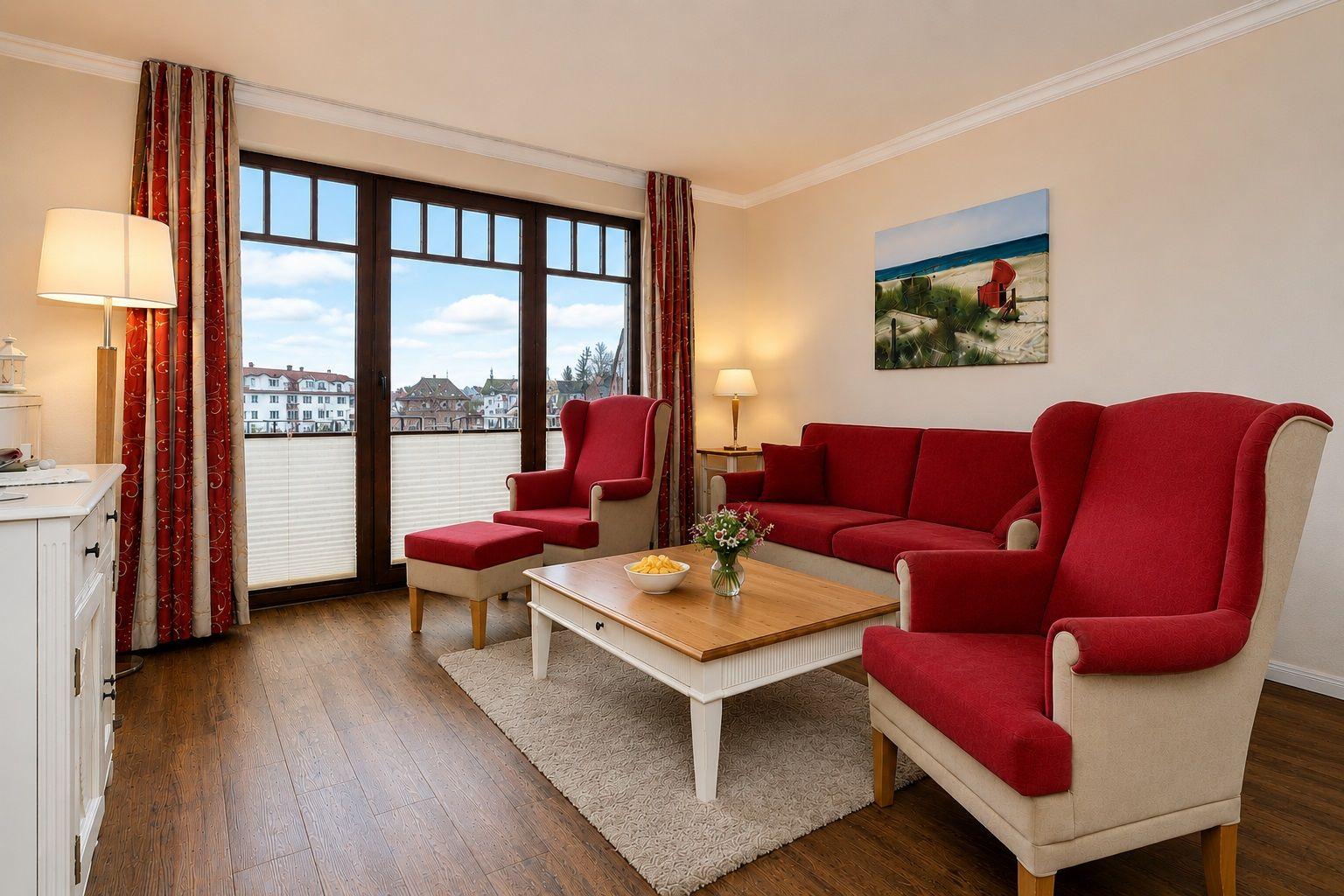Wohnzimmer mit rotem Sofa und Stühlen, Holztisch und Blick auf die Straße.