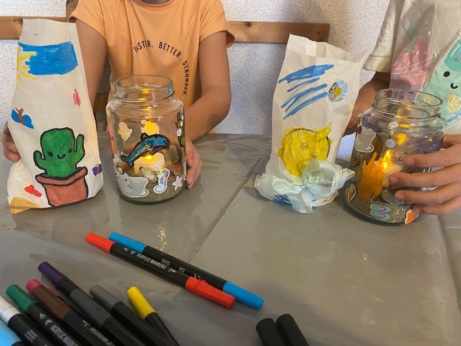 ... oder beim Basteln von Teelichtern den "Urlaub ins Glas stecken".