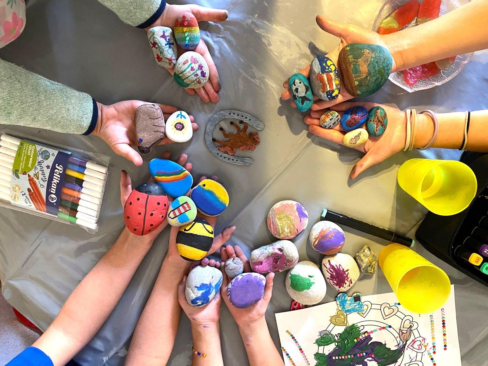 In unserer "Kreativzeit für Kids" wird es bunt, wenn wir mit Farbe und Fantasie einfaches Strandgut in echte Glücksbringer verwandeln...