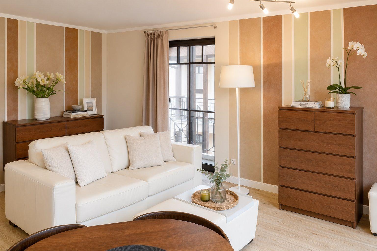 Wohnzimmer mit weißem Sofa, Holzmöbeln und Balkonzugang.