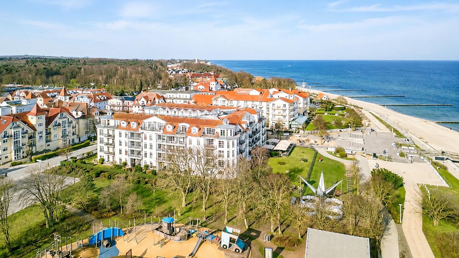 Strandnahe Wohnanlage mit Park und Spielplatz. Blick auf das Meer und die Stadt.